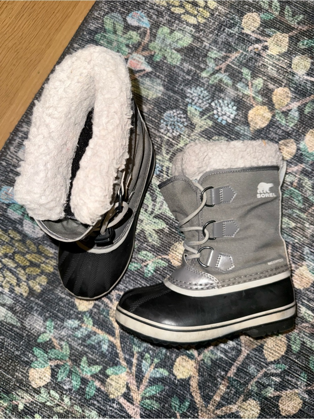 Sorel Kids Winter Boots in Gray and Black youth size 1